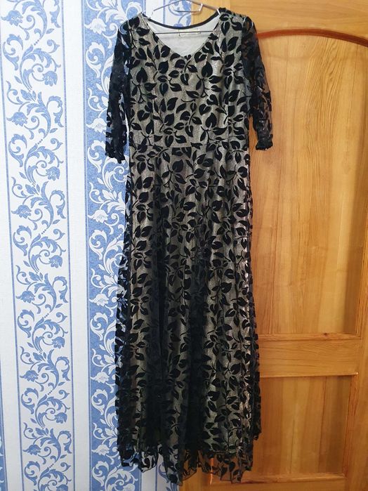 Вечернее платье б/у.  52 размер. 80.000 сум. Цена за одну.