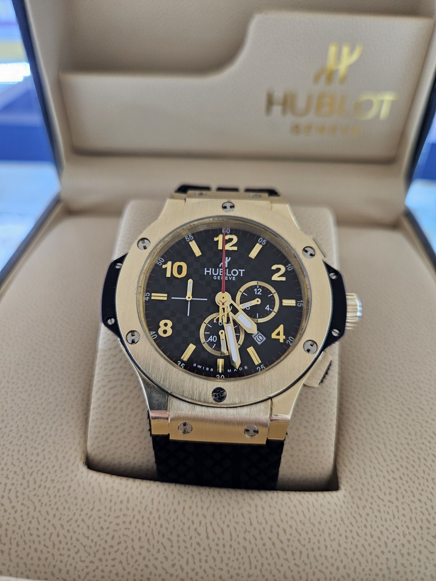 Продам золотые часы Хублот, для спортивных и брутальных мужчин.