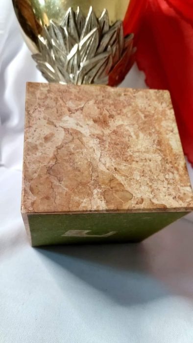 Купа с мраморна поставка