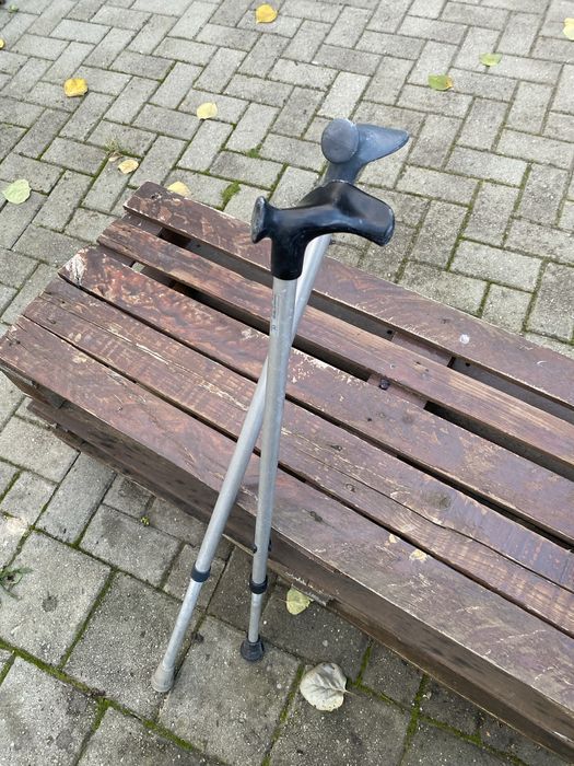 Cârjǎ reglabilǎ bǎtrâni