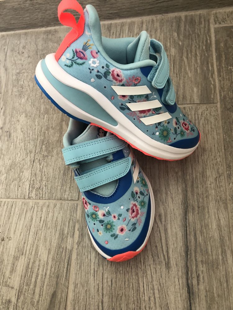 Продавам детски маратонки  Adidas