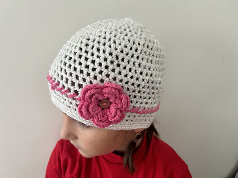 Плетена детска шапка