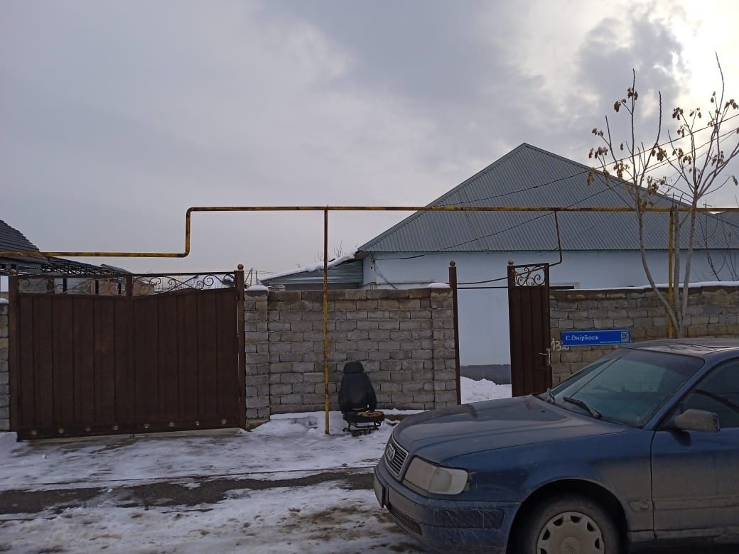 Үй сатылады. Дом продается.