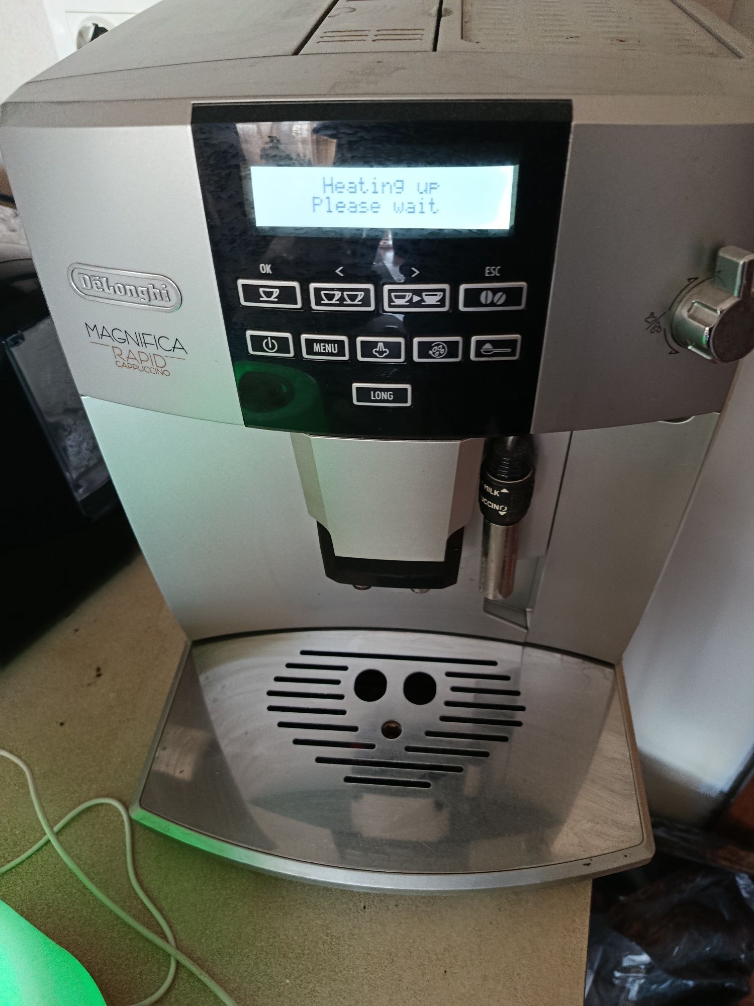 Продавам кафе машина Delonghi