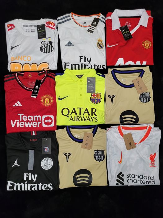 Diverse tricouri retro și actuale de fotbal cu jucatori