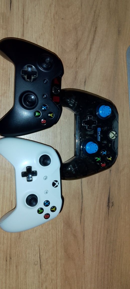 Vând Xbox one (2013) +controllere + 6 jocuri + volan cu 2 pedale