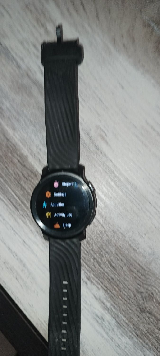 Продавам смарт часовник Moto watch 100