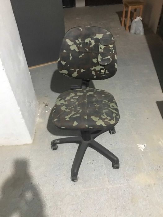 Компьютерное кресло и тумбу под телевизор,почти новые