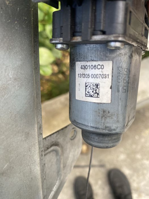 Moторче за  стъкло Пeго Партнер 2013  предно стъкло