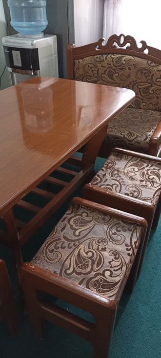 Kuxonniy ugolok sotiladi. 2ta divan+stol+3ta pufik bor.