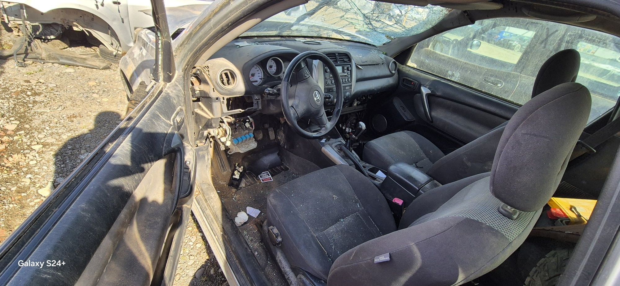 Dezmembram Toyota Rav4 2.0 diesel 4×4.