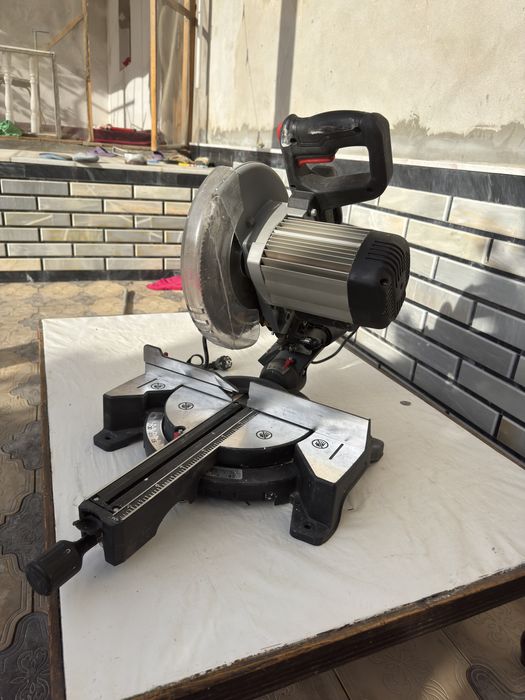 Sotiladi: Torцовочная pила (EPA PT-10/254) – mukammal holatda!