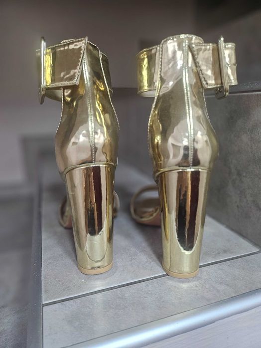 Високи златисти сандали