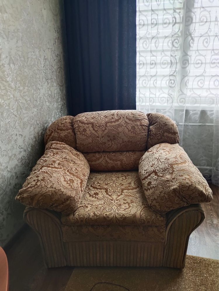 Продам угловой диван и кресло