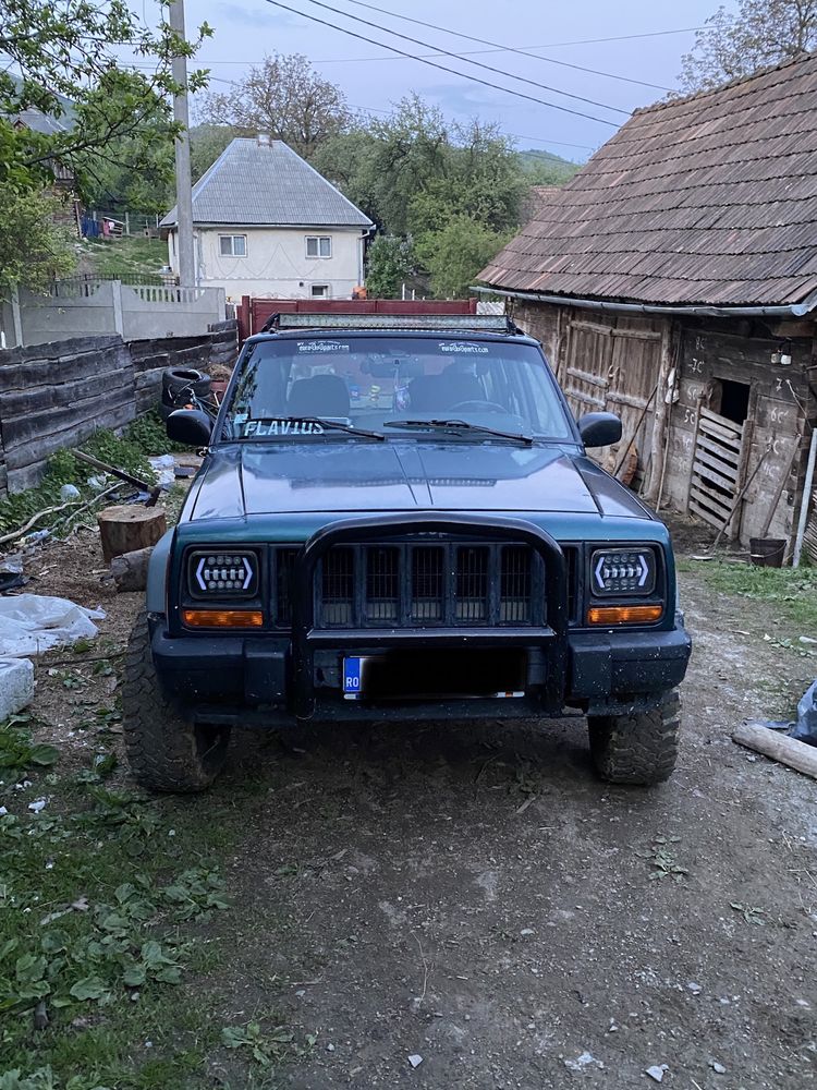 Vând Jeep Cheroke