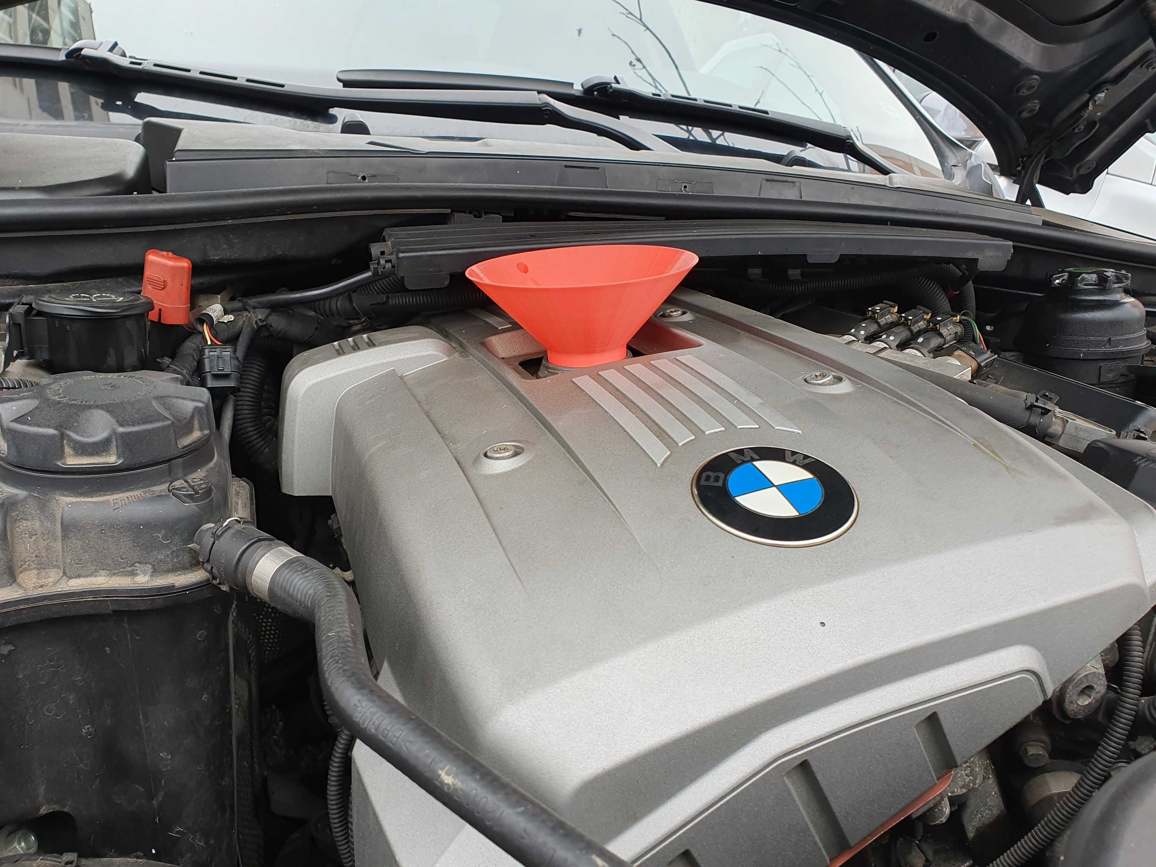 Специална фуния с дишащ отвор за всички BMW N51, N52, N53, N54