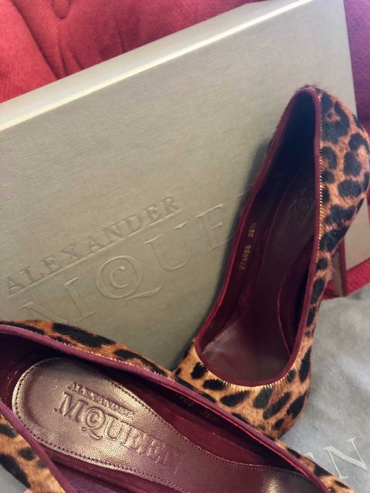 Alexander McQueen - Leopard-print calf hair pumps