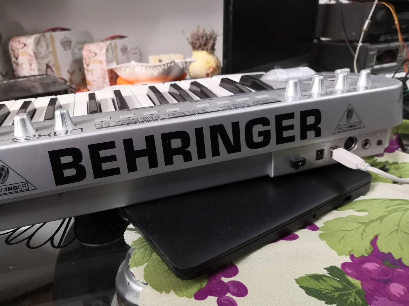 Behringher UMX25 - USB / Midi controler keyboard