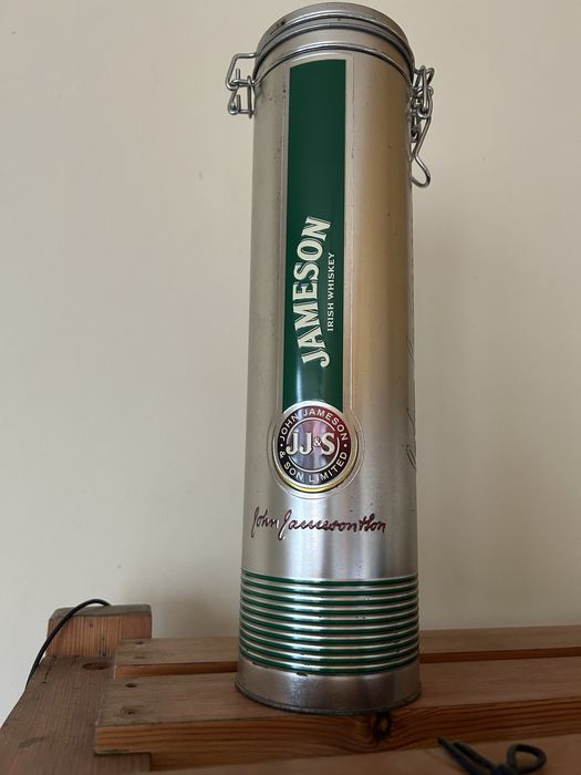 Стара метална кутия от уиски