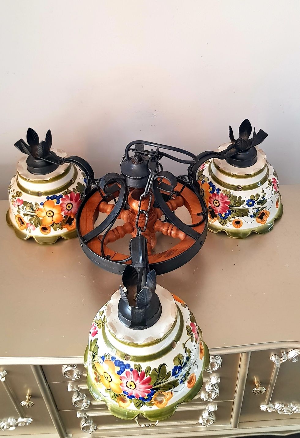 Candelabru vechi din ceramică,lemn și fier forjat