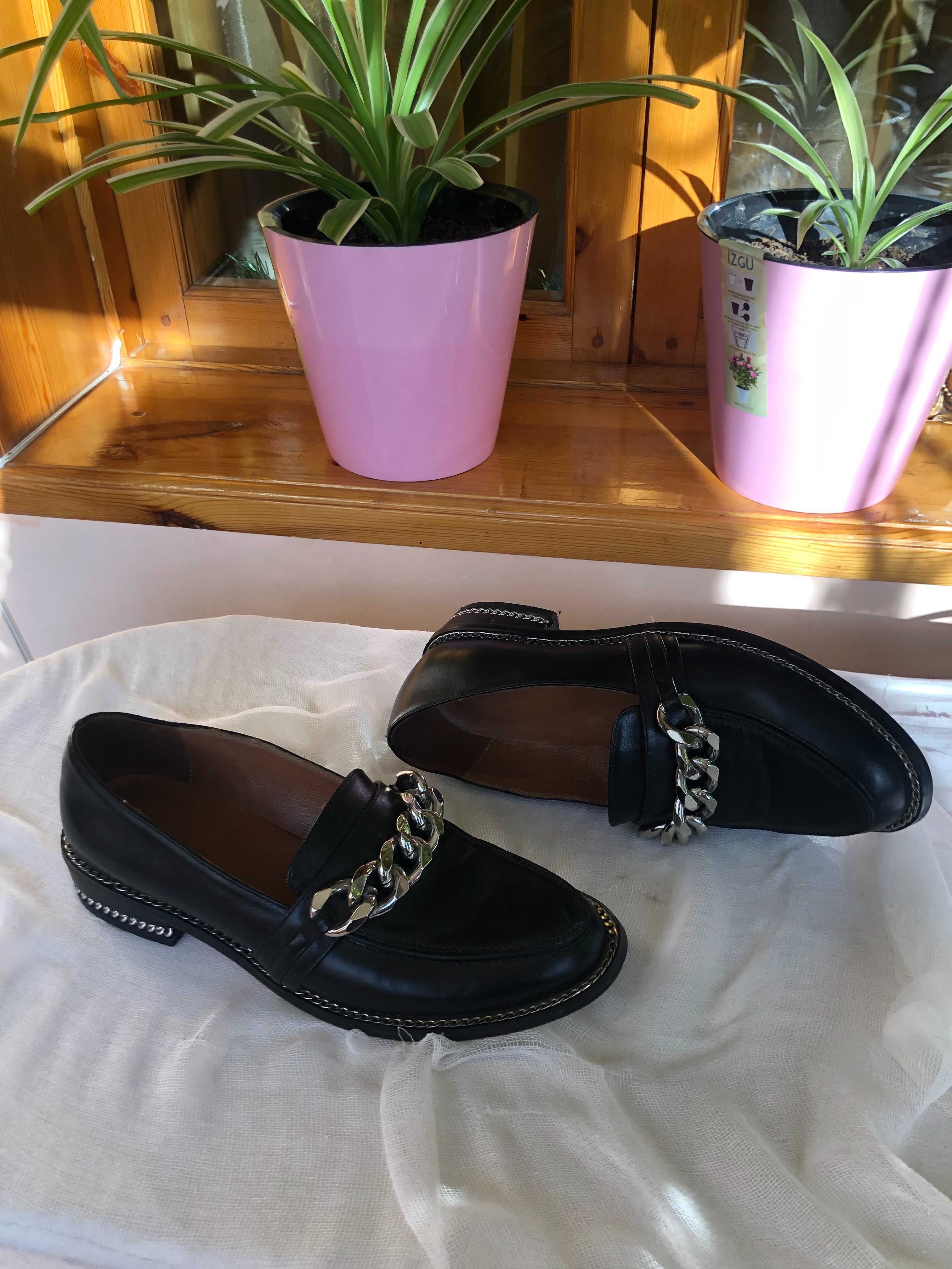 Туфли черные с пряжкой размер 39