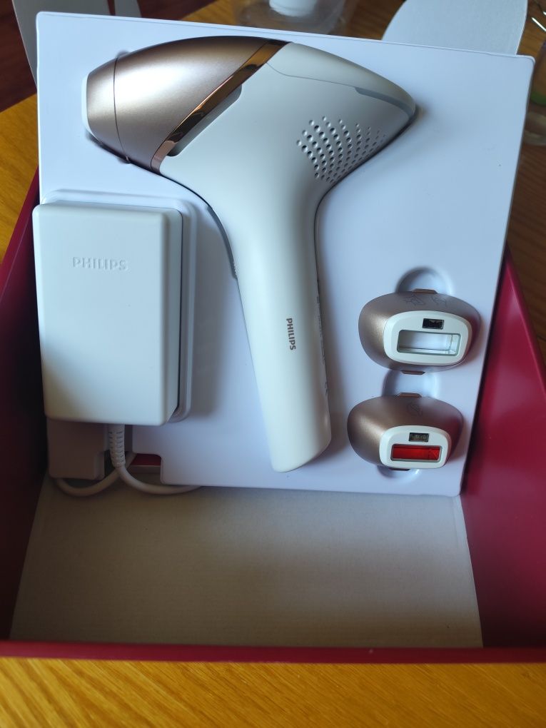 Фотоепилатор Philips Lumea IPL 9000