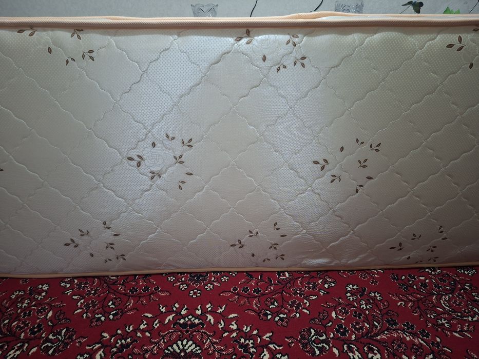 Продам матрас  1.9м÷80см.
