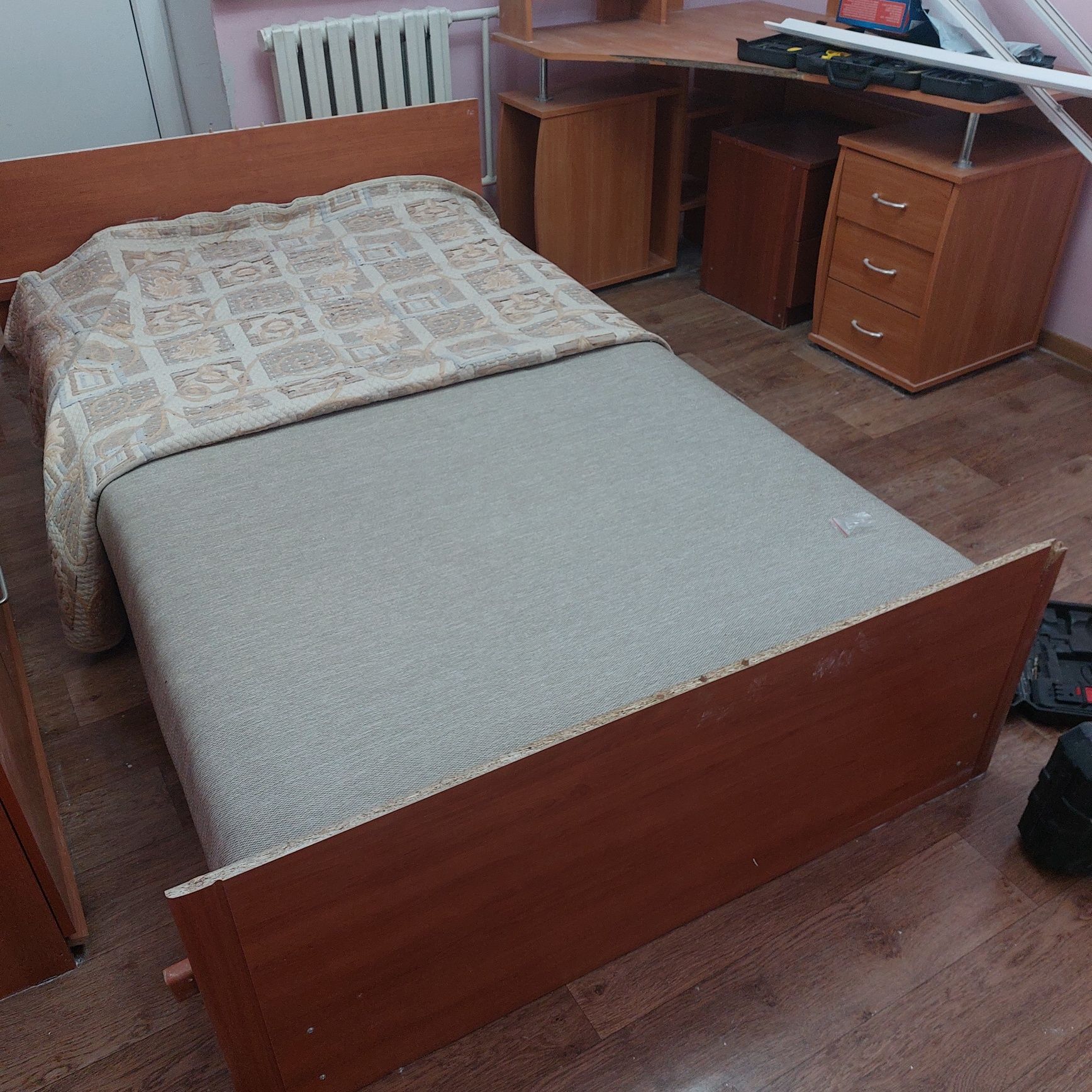 Компьютерный стол и  кровать отдам самовывоз