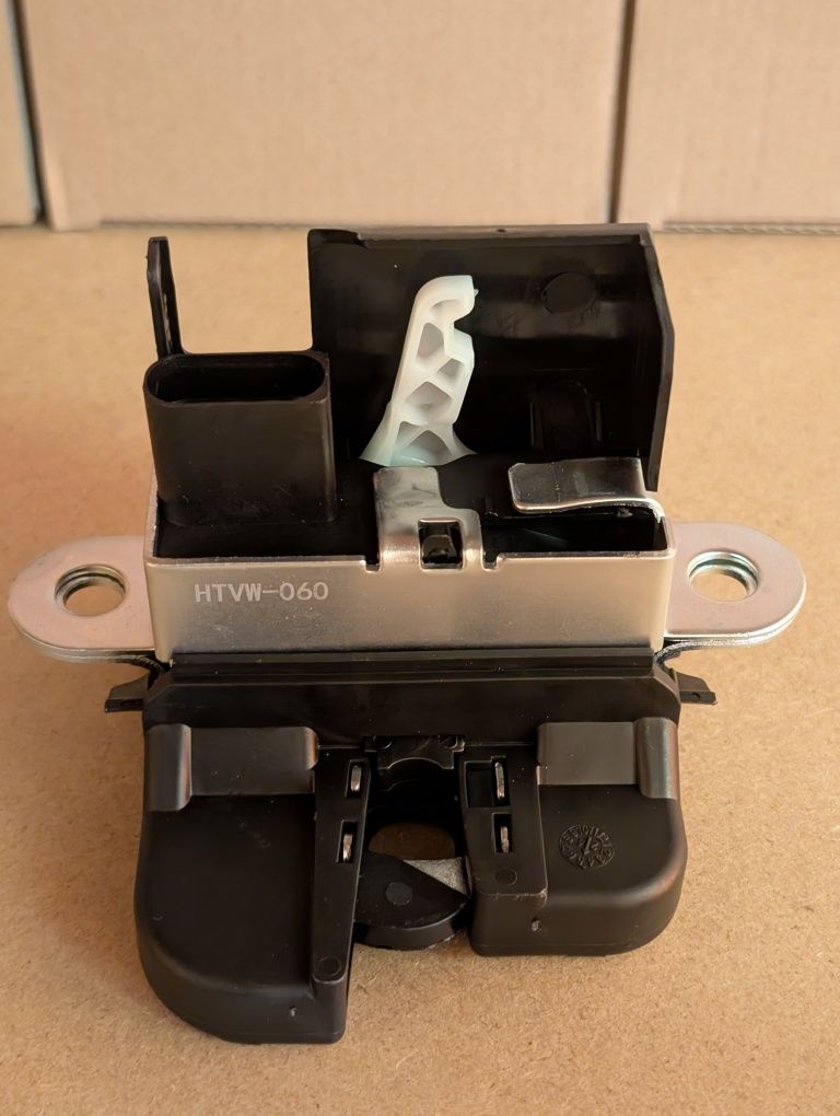 Broasca incuietoare haion portbagaj  VW Passat B6 Golf 5 Golf 6 Touran