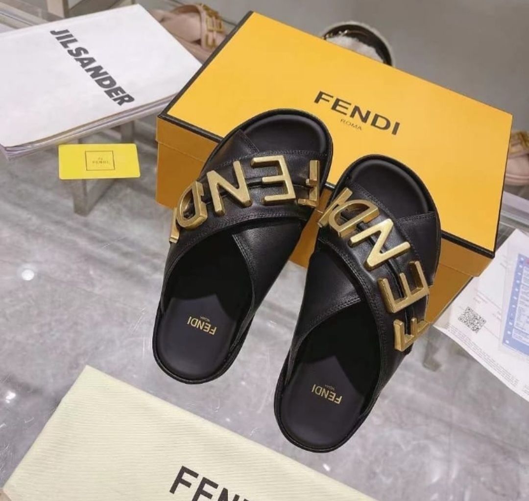 Шлепки Fendi кожаные новые