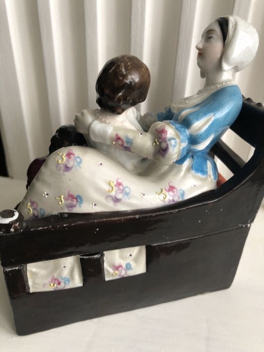 Фарфоровая статуэтка