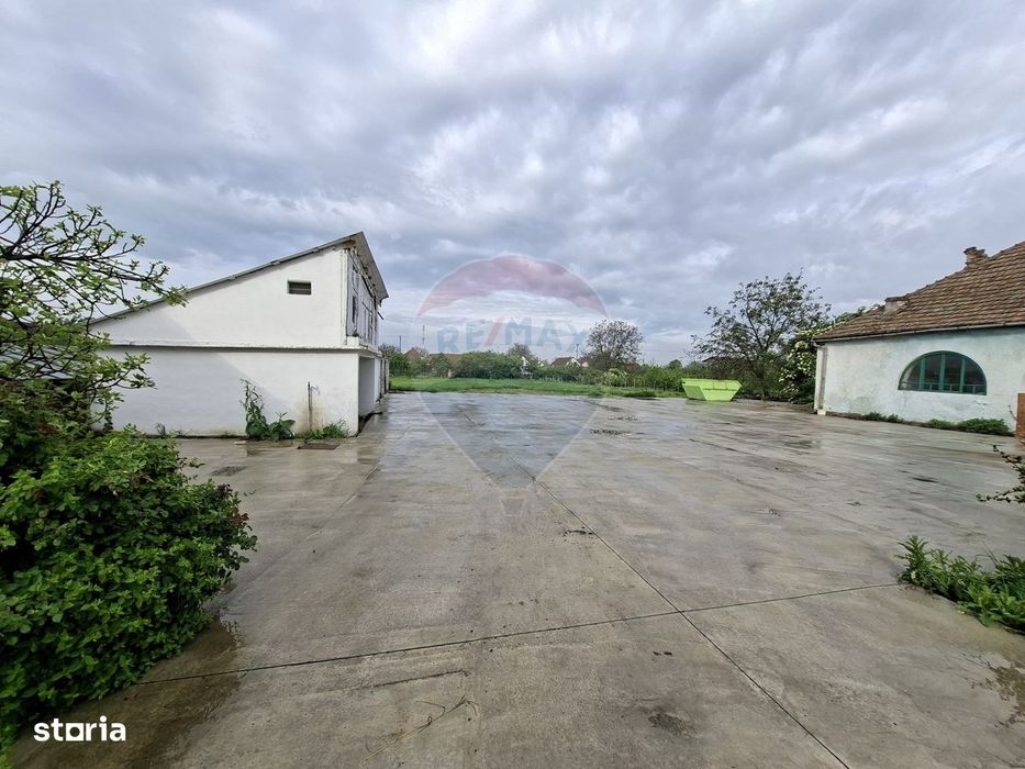 Curte 640 mp betonată în Păuliș | Acces auto + 2 spații