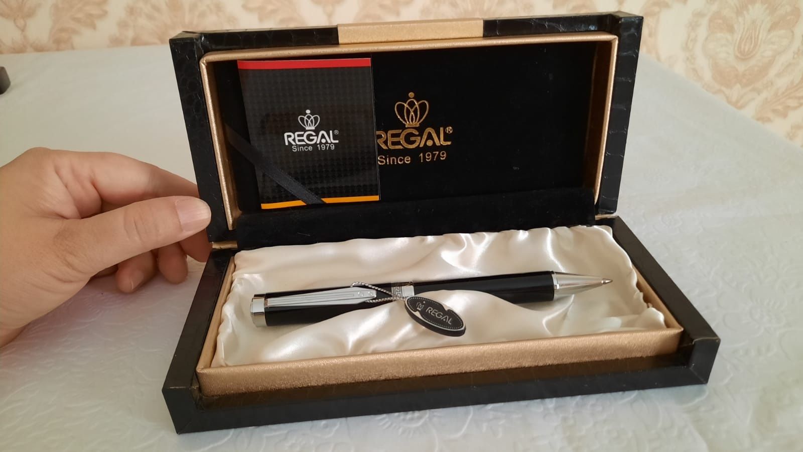 Ручка  подарочная в красивом футляре под крокадиловую Regal