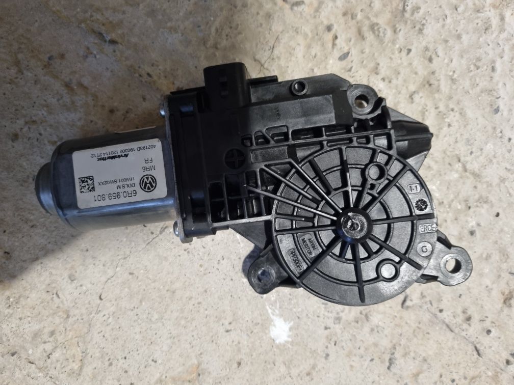 Macara geam cu motor stanga fata Ibiza 6J 6R0 959 801 B / 6J4 837 401