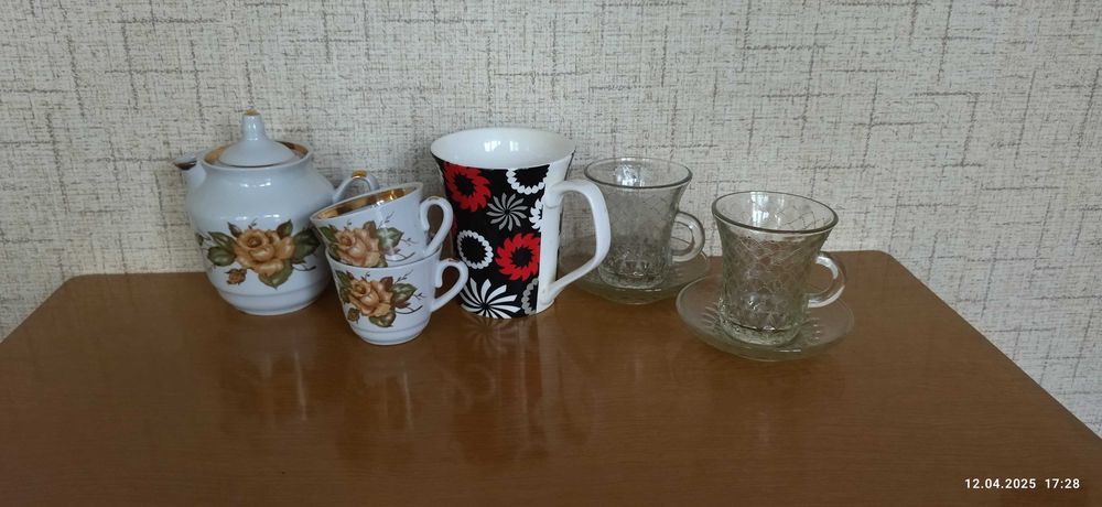 Бокалы, большой и маленькие.