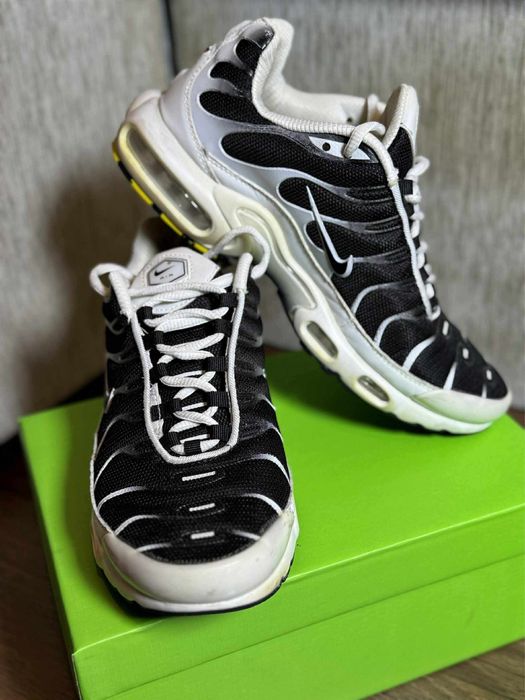 Nike Air Max Plus White Black Metallic
