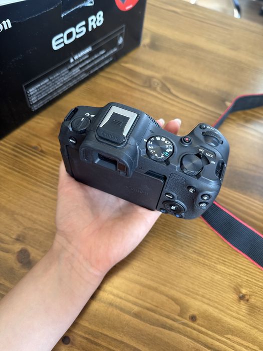 Canon R8 + 50mm 1.8 + пълен фотографски комплект + гаранция. Като нов