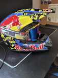 Каска на Red bull