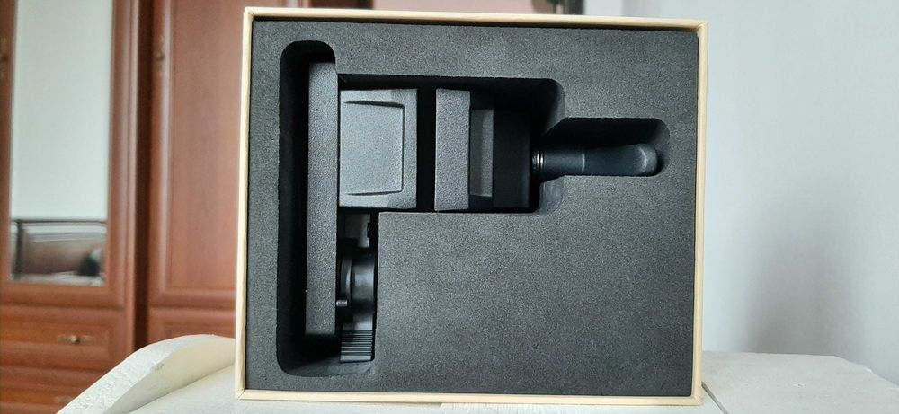 Clamp with Quick-Release Plates for V-Mount