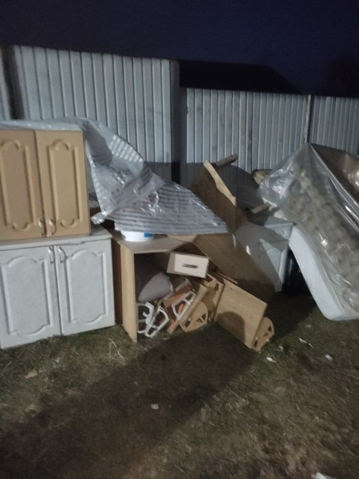 Отдам даром кухонный гарнитур. Диван. Самовывоз.