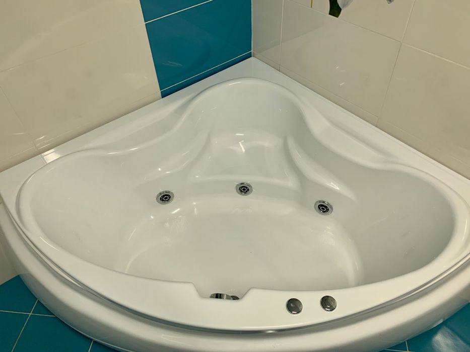 Cada cu hidromasaj, jacuzzi, nouă! Ne-folosită 140