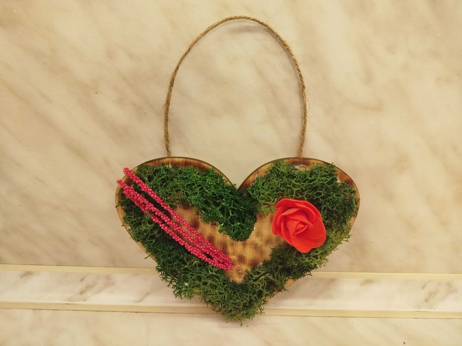 Сърце с рози и мъх