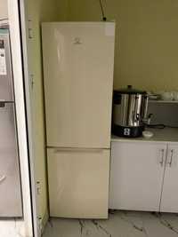 Холодильник и морозелка двухкам музматгичерный,