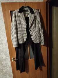 Продам костюм 4 х кмплектный(( пиджак,брюки,блузка юбка,микровельвет,