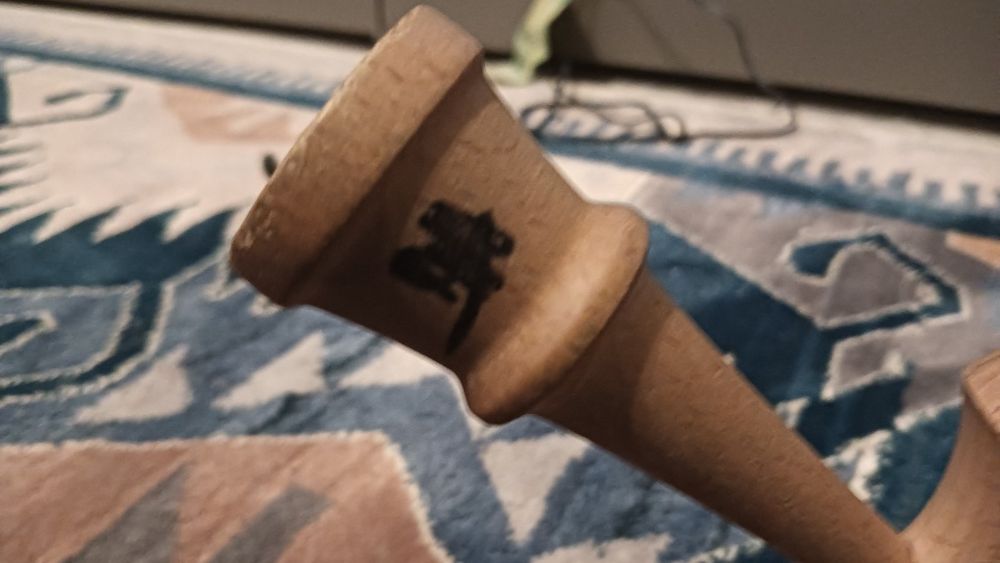 Vand kendama semnata de 3 oamen