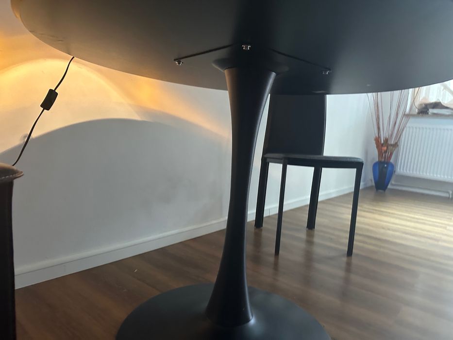 Masa neagra rotunda care nu a fost utilizata deloc desing elegant