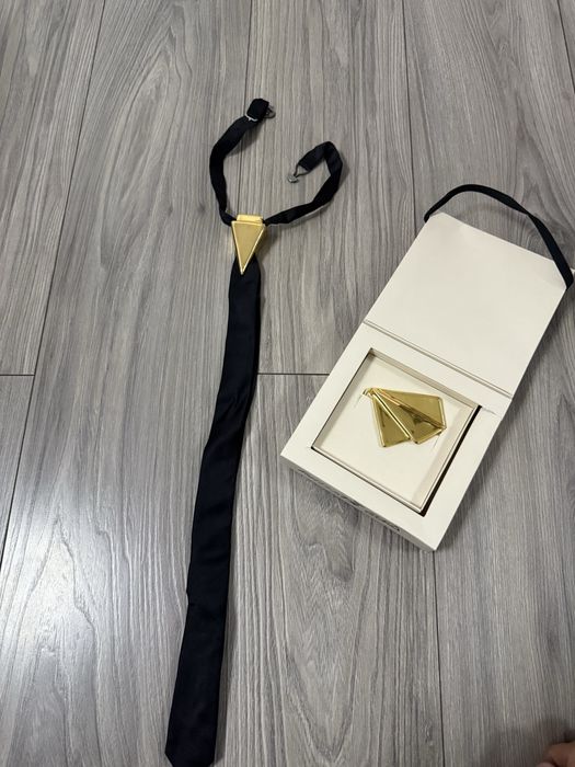 Cravata si batista portelan