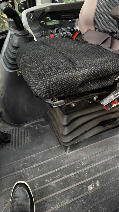 Buldoexcavator caterpillar, buldo cat 444f2, roti egale