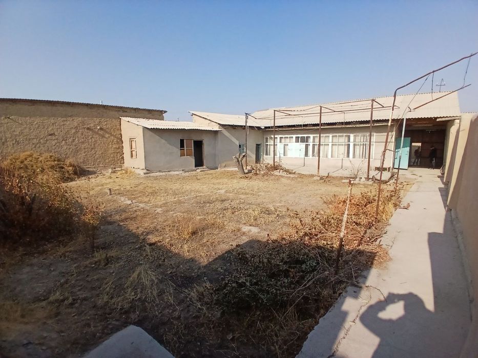 Ховли Навои сотилади