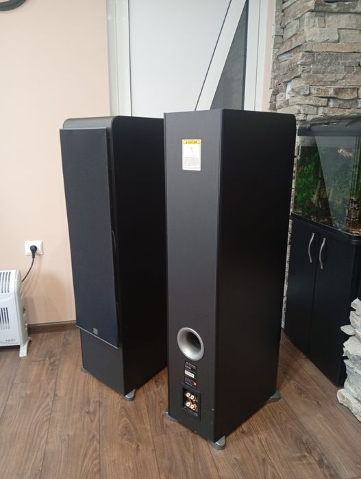 Най-големият модел от серията JBL ES-100